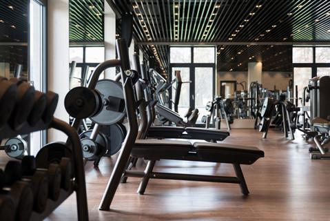 在健身房里健身器材155491内部的空健身房010产品显示蒙太奇概念